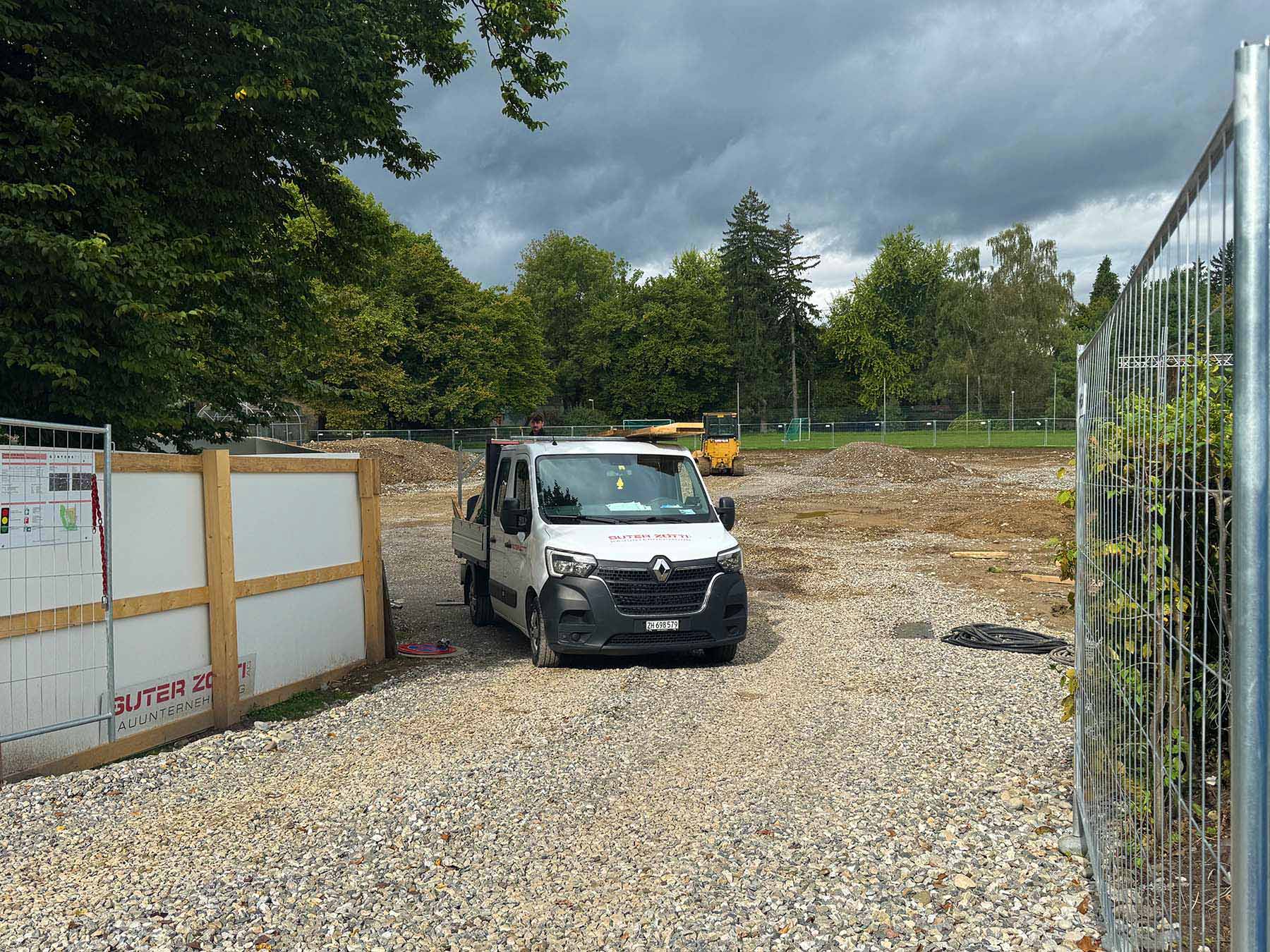 Die Baumaschinen werden abtransportiert